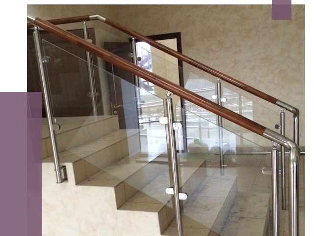 Комбинированные перила из металла и дерева в Барабинске