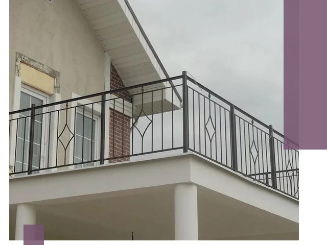 Изготовление балконных ограждений в Барабинске из металла и стекла